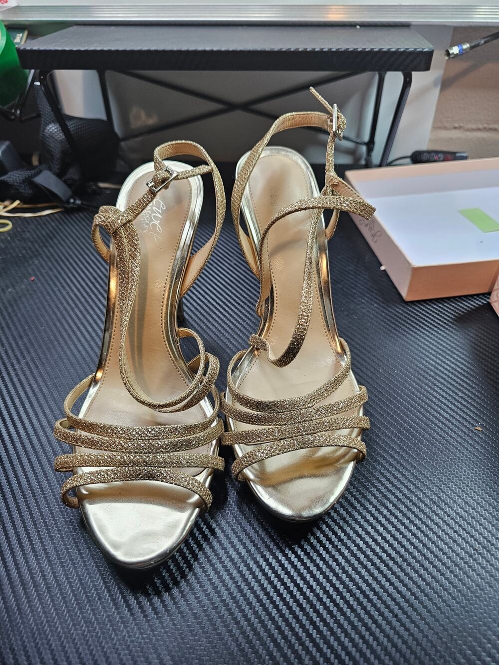 Jewel Badgley Mischka Humble Gold Glitter Womens Heels Size 10